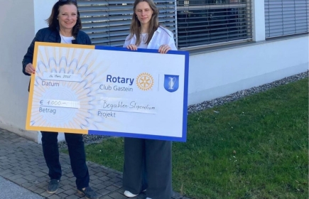 Rotary Club Gastein vergibt 1.000 € Begabtenstipendium an Informatikstudentin Sarah Götz für herausragende Leistungen.